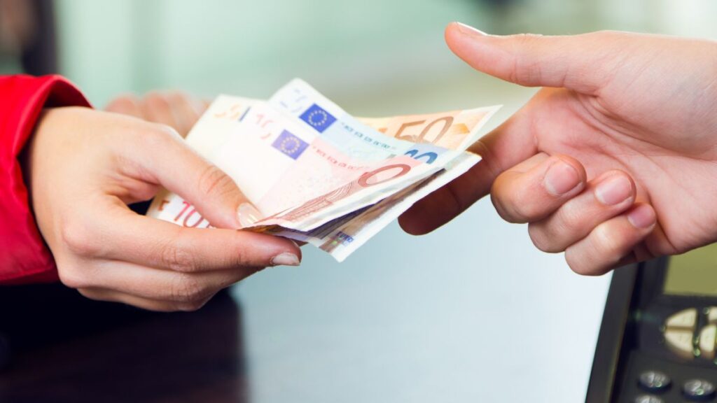 A importância de quitar dívidas ao organizar as finanças